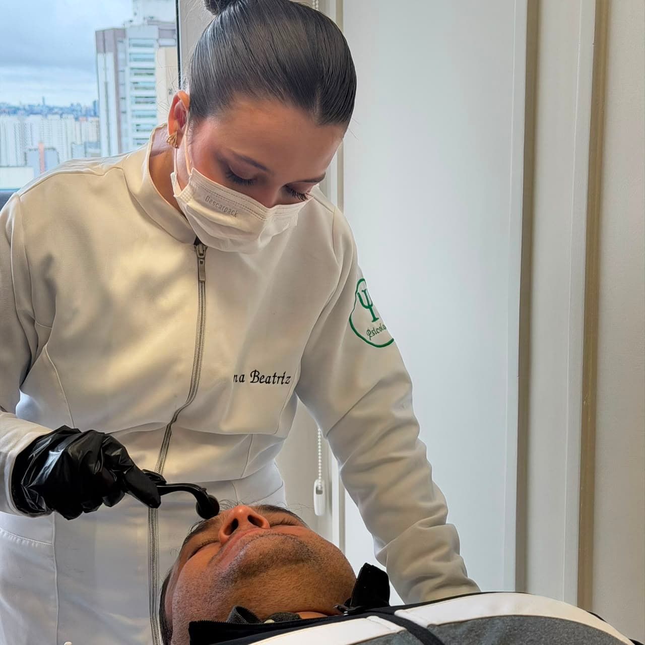 Aluna do SkinLab conduzindo uma limpeza de pele com espátula ultrassônica.