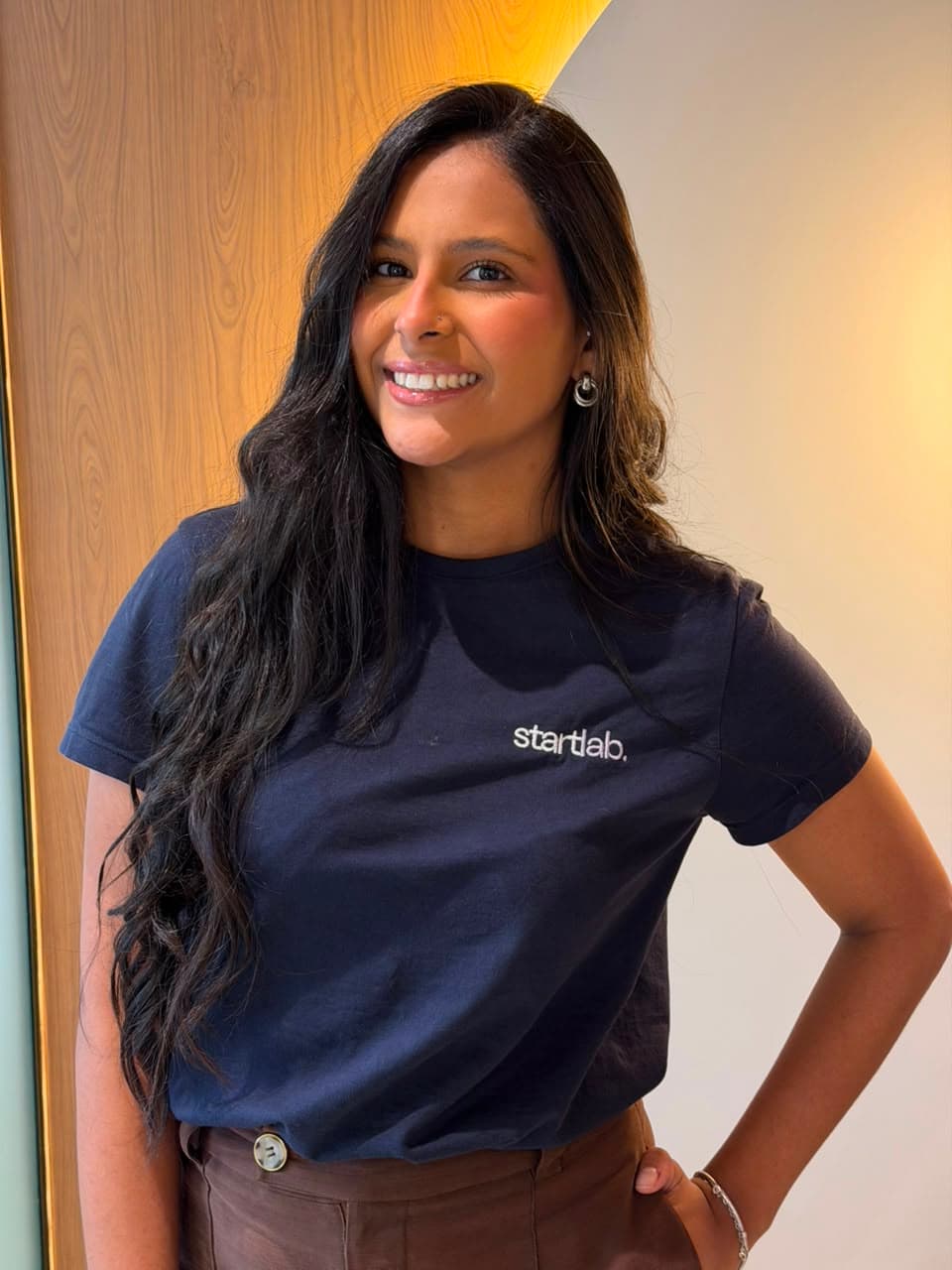 Retrato da Dra. Anna Clara Miranda, que ministra o SkinLab, de camiseta da StartLab.